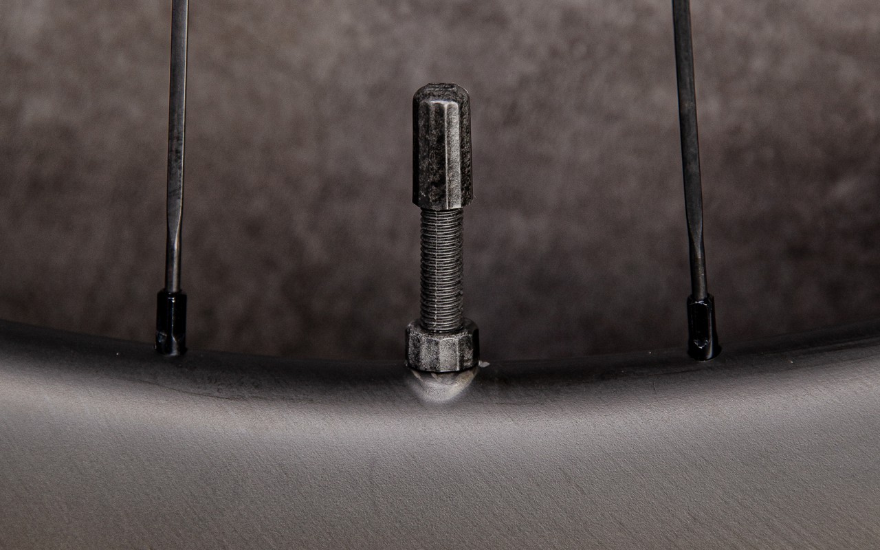 absoluteBLACK Aether carbon ultra-light tubeless valves