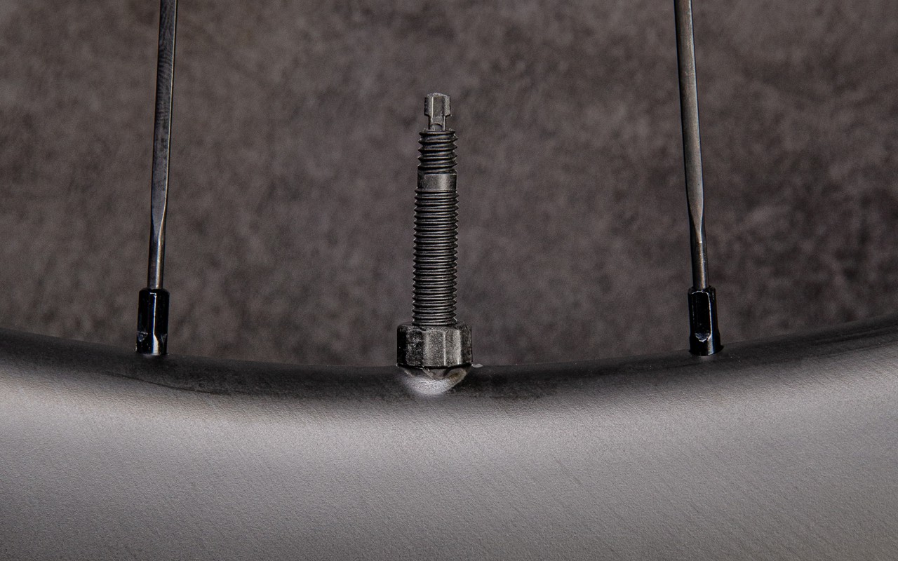 absoluteBLACK Aether carbon ultra-light tubeless valves